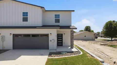 803 Fountain Blvd, Zillah, WA 98953