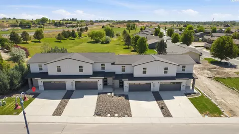 809 Fountain Blvd, Zillah, WA 98953