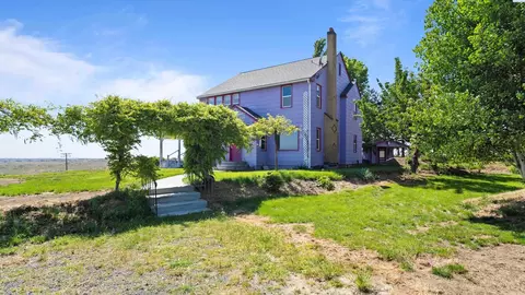 Exterior - 411 Moon Rd, Connell, WA 99326 photo 2 of 13