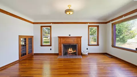 Living - 411 Moon Rd, Connell, WA 99326 photo 3 of 7