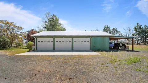 Exterior - 411 Moon Rd, Connell, WA 99326 photo 7 of 13