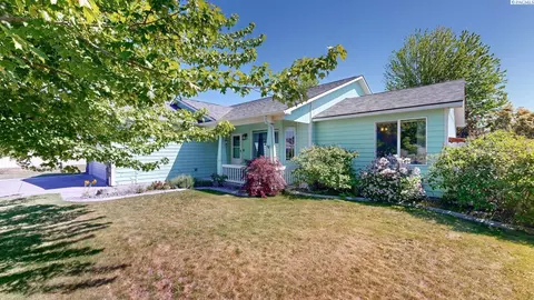 5401 Seahawk Dr, West Richland, WA 99353