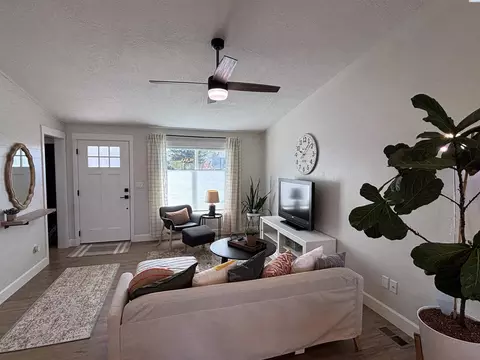 Entry Way - 1525 NW Valhalla Dr, Pullman, WA 99163 photo 1 of 2