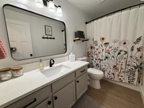 Bath - 1525 NW Valhalla Dr, Pullman, WA 99163 photo 1 of 2