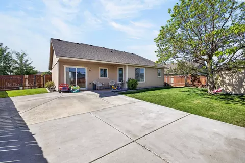 Exterior - 2511 E Parkview Blvd, Pasco, WA 99301 photo 3 of 9