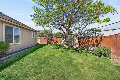 Exterior - 2511 E Parkview Blvd, Pasco, WA 99301 photo 5 of 9