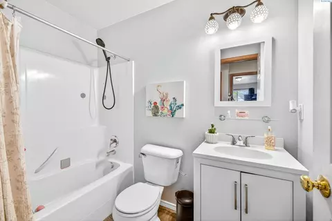 Bath - 2511 E Parkview Blvd, Pasco, WA 99301 photo 1 of 3