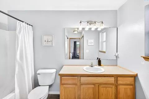 Bath - 2511 E Parkview Blvd, Pasco, WA 99301 photo 2 of 3