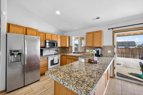 Kitchen - 2511 E Parkview Blvd, Pasco, WA 99301 photo 1 of 3