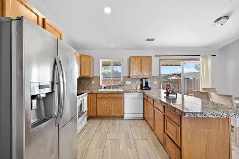 Kitchen - 2511 E Parkview Blvd, Pasco, WA 99301 photo 2 of 3