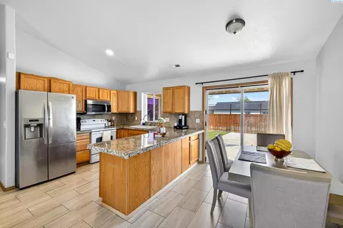 Kitchen - 2511 E Parkview Blvd, Pasco, WA 99301 photo 3 of 3