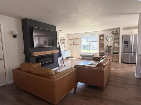 Living - 6112 Westminster Ln, Pasco, WA 99301 photo 2 of 3