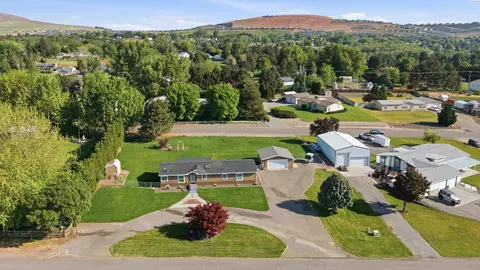 98402 E Michelle Dr, Kennewick, WA 99338