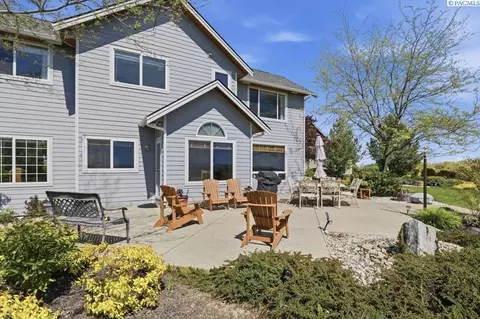 Exterior - 1525 NW Nicole Ct, Pullman, WA 99163 photo 4 of 9