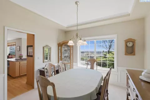 Dining - 1525 NW Nicole Ct, Pullman, WA 99163 photo 2 of 3