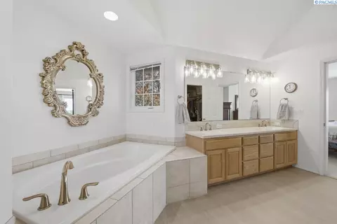 Bath - 1525 NW Nicole Ct, Pullman, WA 99163 photo 3 of 5