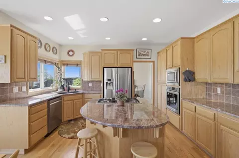Kitchen - 1525 NW Nicole Ct, Pullman, WA 99163 photo 2 of 6