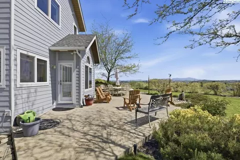 Exterior - 1525 NW Nicole Ct, Pullman, WA 99163 photo 8 of 9