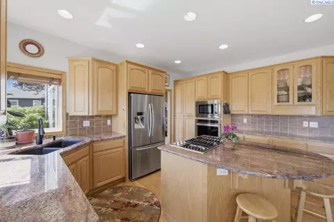 Kitchen - 1525 NW Nicole Ct, Pullman, WA 99163 photo 3 of 6