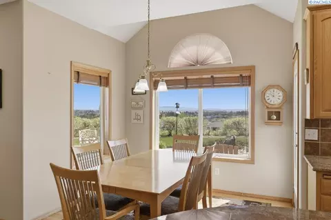 Dining - 1525 NW Nicole Ct, Pullman, WA 99163 photo 1 of 3
