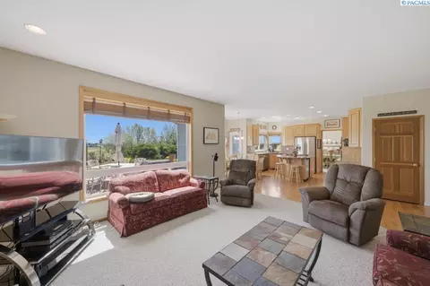 Living - 1525 NW Nicole Ct, Pullman, WA 99163 photo 2 of 3