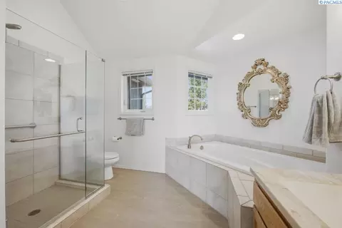 Bath - 1525 NW Nicole Ct, Pullman, WA 99163 photo 2 of 5