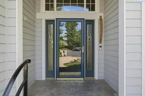 Entry Way - 1525 NW Nicole Ct, Pullman, WA 99163 photo 1 of 3