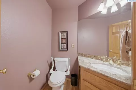 Bath - 1525 NW Nicole Ct, Pullman, WA 99163 photo 1 of 5