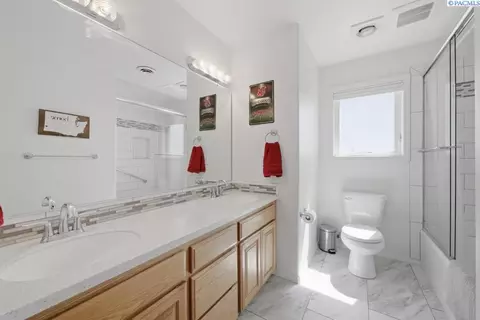 Bath - 1525 NW Nicole Ct, Pullman, WA 99163 photo 4 of 5