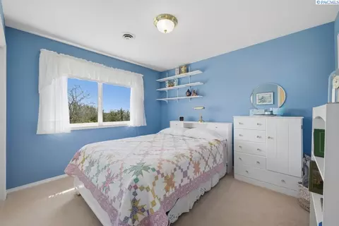 Bedroom - 1525 NW Nicole Ct, Pullman, WA 99163 photo 5 of 6
