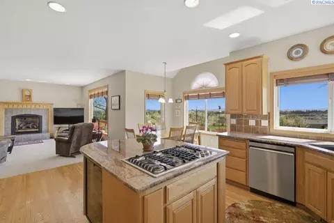 Kitchen - 1525 NW Nicole Ct, Pullman, WA 99163 photo 5 of 6