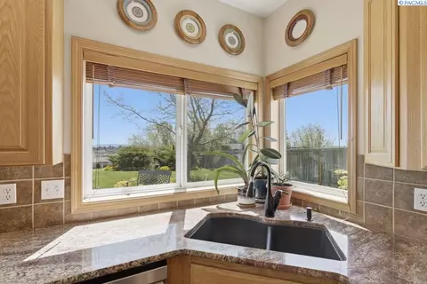 Kitchen - 1525 NW Nicole Ct, Pullman, WA 99163 photo 4 of 6