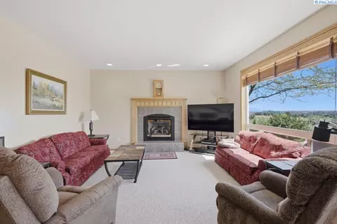 Living - 1525 NW Nicole Ct, Pullman, WA 99163 photo 1 of 3