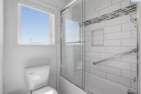 Bath - 1525 NW Nicole Ct, Pullman, WA 99163 photo 5 of 5