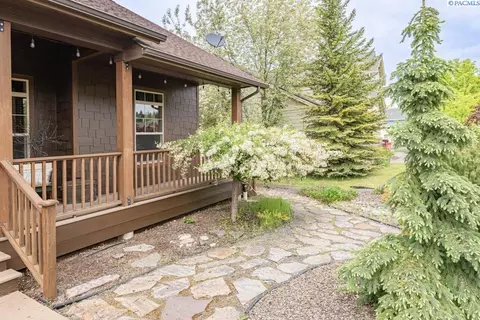 920 SW Center St, Pullman, WA 99163 photo 2