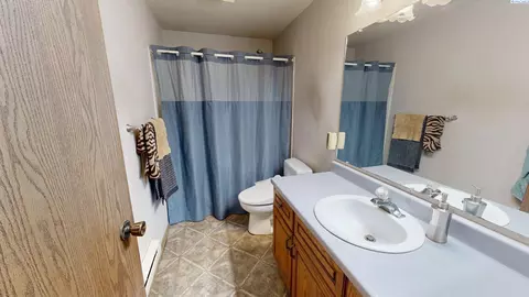 Bath - 760 SE Greenhill Ct, Pullman, WA 99163 photo 2 of 2