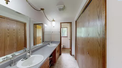 Bath - 760 SE Greenhill Ct, Pullman, WA 99163 photo 1 of 2
