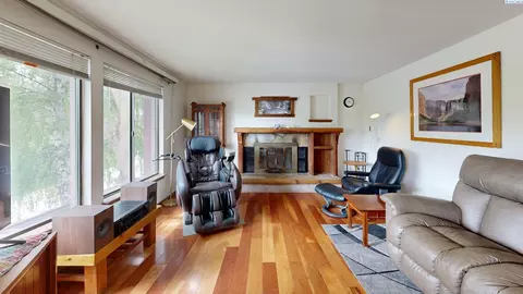 Living - 760 SE Greenhill Ct, Pullman, WA 99163 photo 2 of 3