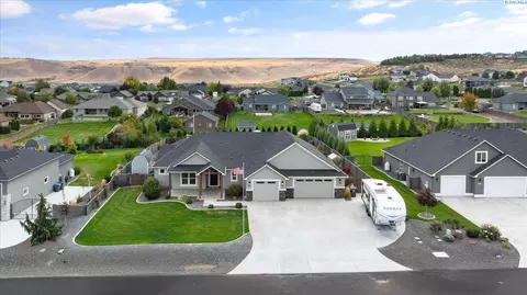 84905 E Wallowa Rd, Kennewick, WA 99338