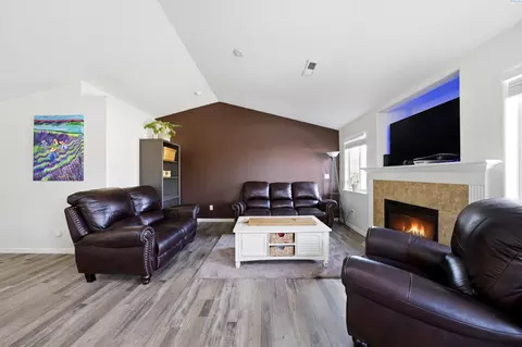 Living - 6214 Robert Wayne Dr, Pasco, WA 99301 photo 2 of 2