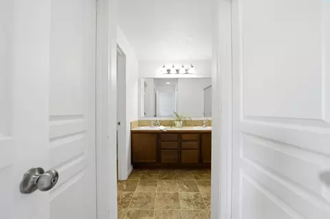 Entry Way - 6214 Robert Wayne Dr, Pasco, WA 99301 photo 2 of 2