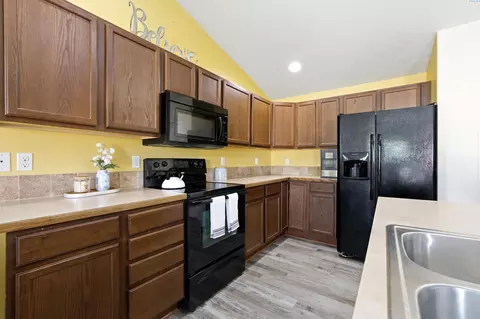 Kitchen - 6214 Robert Wayne Dr, Pasco, WA 99301 photo 2 of 2