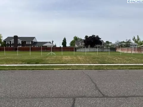 4704 Sahara Dr, Pasco, WA 99301