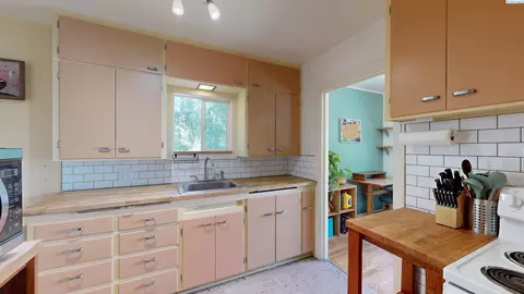 Kitchen - 1045 NE Alfred Ln, Pullman, WA 99163 photo 2 of 5