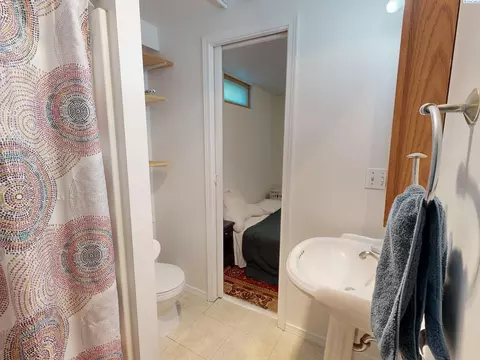 Bath - 1045 NE Alfred Ln, Pullman, WA 99163 photo 2 of 2