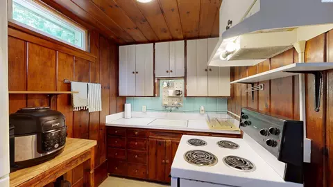 Kitchen - 1045 NE Alfred Ln, Pullman, WA 99163 photo 5 of 5