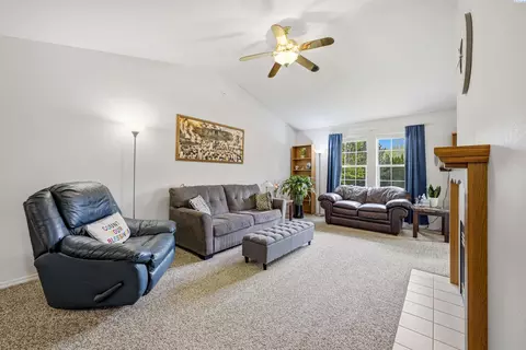 Living - 445 Thomas St, Pullman, WA 99163 photo 2 of 4