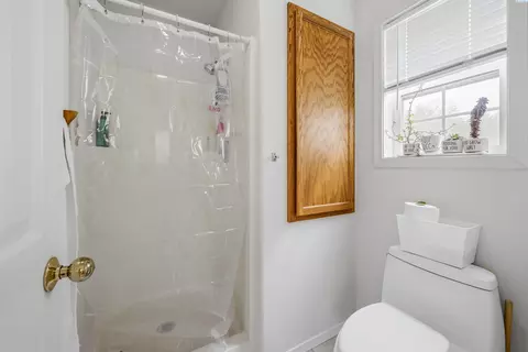 Bath - 445 Thomas St, Pullman, WA 99163 photo 2 of 4