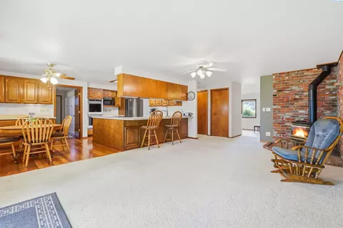 Living - 5620 W Livingston Rd, Pasco, WA 99301 photo 6 of 6