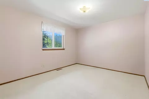 Bedroom - 5620 W Livingston Rd, Pasco, WA 99301 photo 2 of 5
